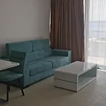 לינה וארוחת בוקר Sea House 4*