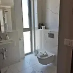 לינה וארוחת בוקר Sea House 4*