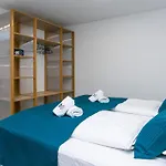 לינה וארוחת בוקר Sea House 4*