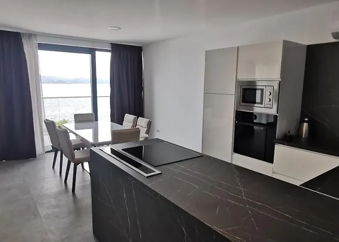 Sea House 4*